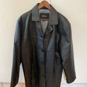 Äkta italiensk vintage svart skinnjacka! - Säljer en äkta italiensk vintage svart skinnjacka med fin patina!  Storlek 50/L/XL  Stilren, elegant, rejäl och unik jacka. Titta gärna även på mina andra annonser med jackor, samfrakt kan ordnas! 