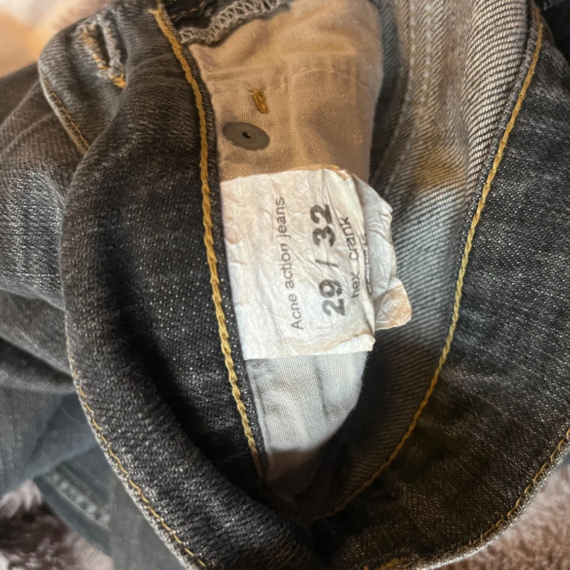 Lågmidjade bootcut jeans i grå/svarta i från acne action - 93