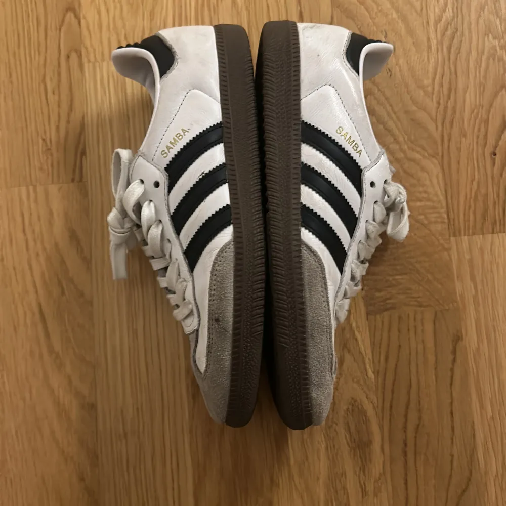 hej säljer nu mina riktigt snygga adidas samba. för fler bilder eller frågor hör av dig i dm!!!!!. Skor.