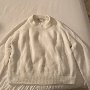 Snygg Zara tröja  - Jag säljer denna Zara tröja eftersom att den har blivit lite för liten för mig. Den har inga defekter och jag skulle säga att den i princip är som ny. Den är perfekt nu till vintern och den är väldigt skön! Skriv bara för fler fler bilder 💗💗💗
