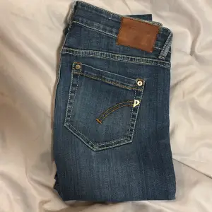 Säljer dessa feta dondup jeans!🤩 Storlek är 31 och sitter riktigt fint😍 Färg är blå och de är i riktigt fint skick! Nypris: Ca 3000 kr