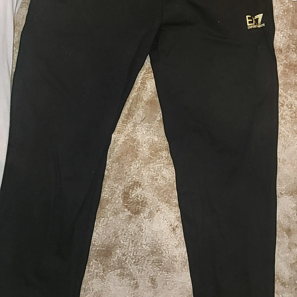 En armani tracksuit köpt för 1700 säljs för 800 skicken är 7 av 10 kan säga . Övrigt.