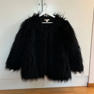 Svart pälsjacka - Sååå fin svart pälsjacka som är perfekt för höst/vinter. Den är fluffig och har en loose passform. Skriv för fler bilder🥰