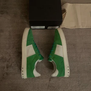 VALENTINO FLYCREW - Tja! Säljer nu ett par  valentino flycrew jag målat svarta fått skada i sulan men alla nitar sitter på och inte alls slitet i hälen🙏har målat de med skofärg svart. Men annars funkar väll skicket, har limmat skadan och har funkat för mig ett bra tag! Sliten mocka 