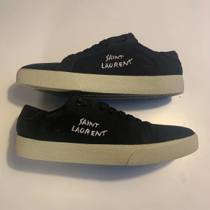 Saint Laurent skor - Sköna, Snygga och Fräscha skor. Ny pris runt 6000. Mitt pris 2500. Skick 10/10 helt nya och aldrig använda. Dust bag och box ingår tyvärr inte. Skriv för frågor/funderingar ⭐️⭐️