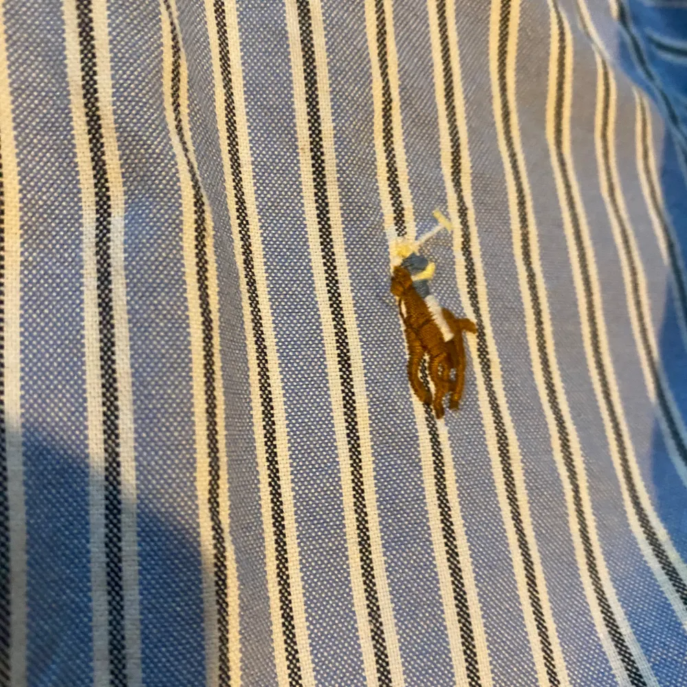 Mäktig Ralph lauren skjorta i absolut nyskick. Storlek XS men passar till S. Nypris ligger på ca 2000. Skicka prisförslag💪🏻💯. Skjortor.