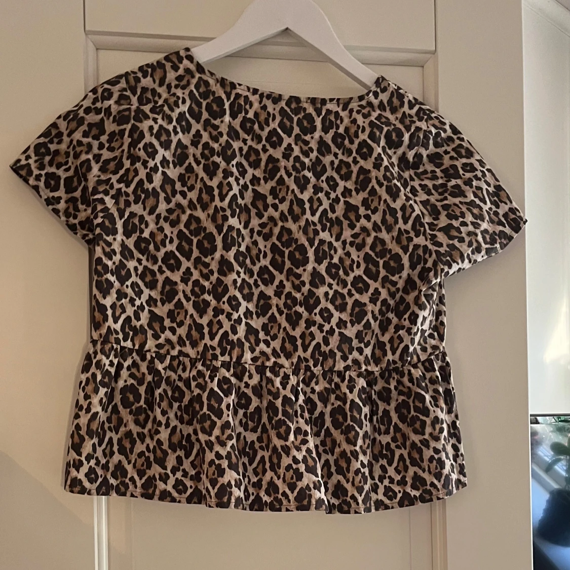 Leopardmönstrad blus med knytning - 91