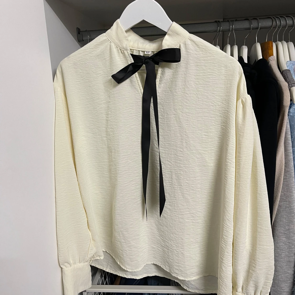 Krämvit blus med band för halsen