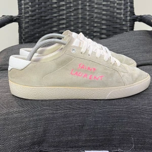 Saint Laurent skor - Galna ysl skor sjukt unika och sällsynta. Skicket 8/10 mockan vid toen är ganska sliten. Kvitto och ysl kort ingår!  Storlek 41 men passar 42