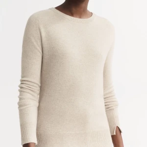 Beige stickad tröja - Säljer en supermysig beige stickad tröja i mycket bra skick. Perfekt för höst och vinter med sin varma och sköna känsla. Tröjan har långa ärmar och en normal passform, vilket gör den lätt att matcha med olika outfits. Ett måste i garderoben för kyliga dagar! Nypris 2100kr.