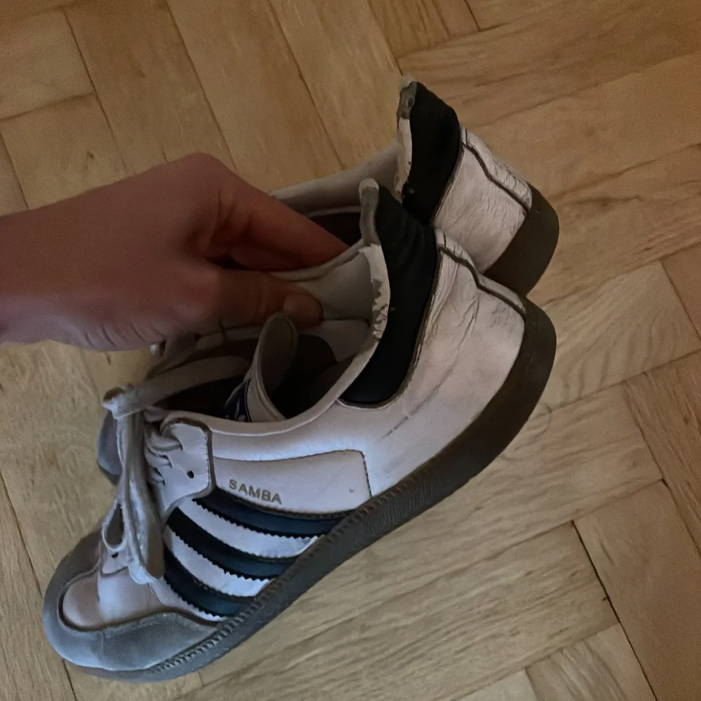 Adidas samba i storlek 44. Har inte använt dom på ett tag, kan behöva lite ny kärlek och kanske en tvätt 😄. . Skor.