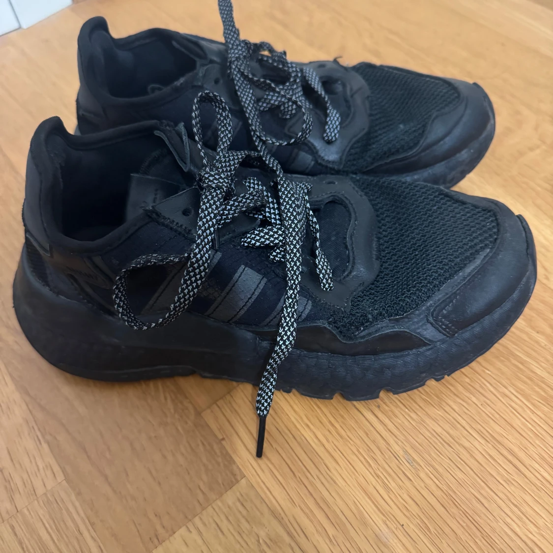 Svarta sneakers med snörning - 91