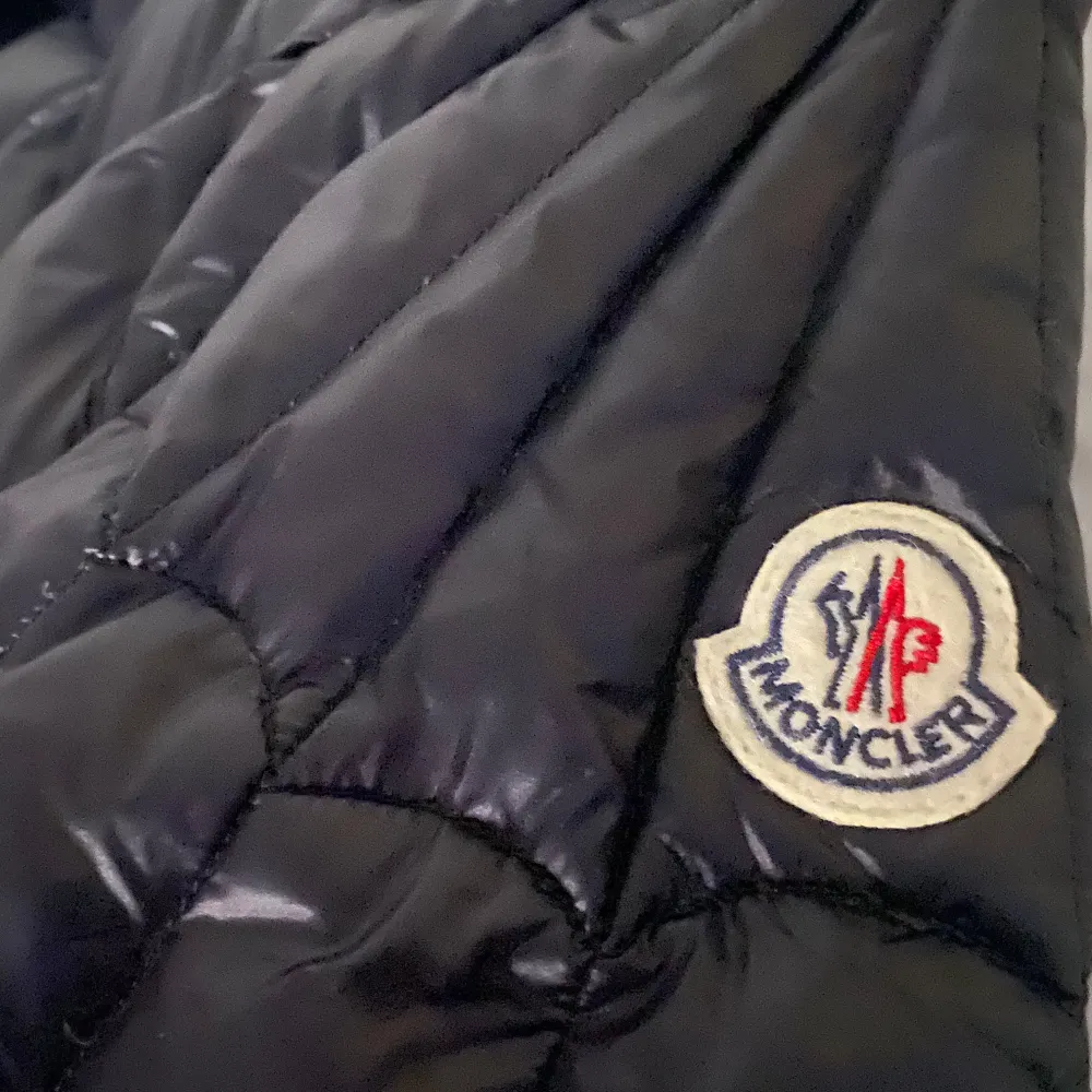 Säljer en snygg Star Fugazi svart quiltad jacka från Moncler. Den har en cool spindelnätsdesign och är perfekt för kyliga dagar. Perfekt för både höst och vinter. Passar lika bra till vardagen och lite finare  tillfällen.🕷️🖤 Hör av dig vid minsta fundering!              Pris kan diskuteras vid snabb affär 👍. Jackor.