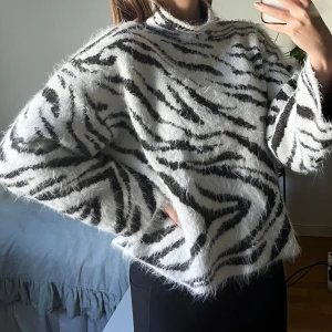 Zebratröja - Zebratröja från HM i storlek XS. Otroligt mjuk, varm och mysig. Fint skick! 