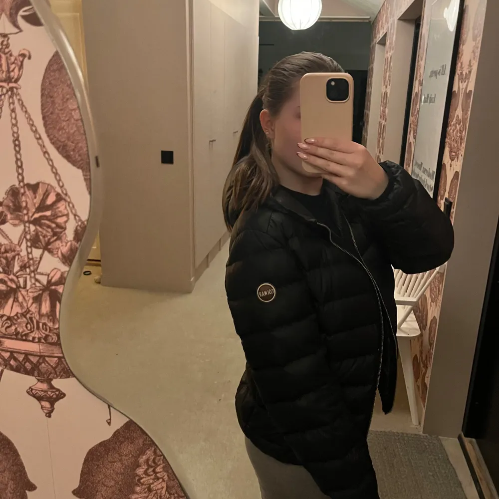 Köpte den nyligen men kollat på en annan och säljer därför denna💞Den är fint skick men han endast ett litet hål i fickan men inget som inte ramlar ut! Några småmål som förra köparen hittade men inget jag sätt när jag fått tillbaka den.Kan tänka mig att sänka priset. Takit.