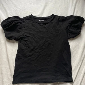 En super fin svart T-shirt med lite puff ärmar, kommer inte till användning så vill ge den till någon som vill ha den💕  - Nästan aldrig använd! 