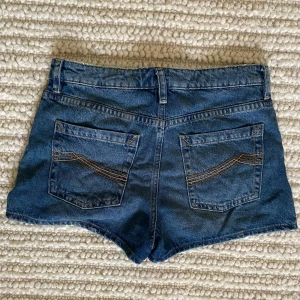 Lågmidjade jeans shorts - Säljer dessa Lågmidjade lite baggy jeans shorts som aldrig har använts! Kontakta vid frågor och funderingar!❤️