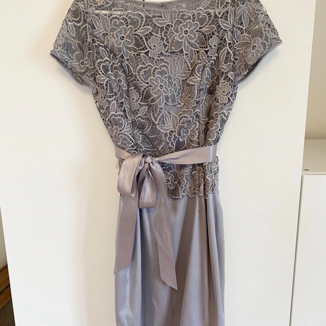 Grå / silver spetsklänning med satin band i midjan