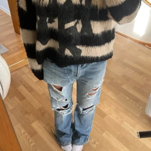 Levis jeans  - Säljer dessa sjukt coola Levis jeans som är köpte här på plick, och de sitter snyggt oversize på mig som brukar ha typ 36 i jeans! Midjemått: 88 cm, innebenslängd: 83 cm (bilderna är från förra ägaren) ❤️