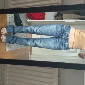 Blå jeans från Diesel - Säljer ett par snygga blå jeans från Diesel i storlek 28 (motsvarar str S-M) De har en klassisk femficksdesign och en bekväm passform. Perfekta för vardagsbruk och kan enkelt matchas med olika toppar. Jeansens slitna look ger dem en cool och avslappnad stil. Skickar mer bilder privat om man vill ha!