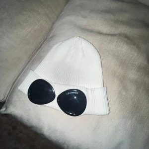 Cp company mössa - En cp company mössa som är perfekt till vintern, ett fåtal gånger med ett skick på 9/10. Köpt på NK i Göteborg. Nypris 1500kr, mitt pris 500kr