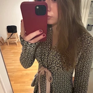 odd molly kofta - jättesöt kofta från odd molly, storlek 1 men skulle säga att den motsvarar xs/s! 💓 nyskick och använd fåtal gånger inga defekter eller ens tecken på användning!