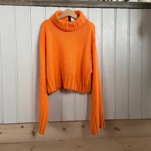 Orange stickad polotröja från H&M Divided - Säljer en superfin orange stickad polotröja från H&M Divided. Den är i mycket bra skick och perfekt för höst och vinter. Tröjan har en mysig polokrage och långa ärmar. 