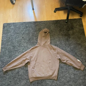 Jaded London hoodie  - Säljer en brun oversized hoodie från Jaded London i storlek S. Hoodien är endast använd ett fåtal gånger