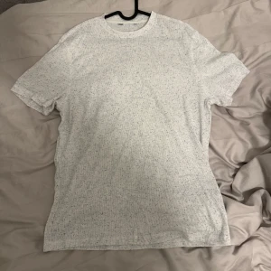 Skön oanvänd dress - Helt oanvänd. skriv om ni vill köpa hela dressen eller bara ett utav plaggen så kan vi diskutera priset