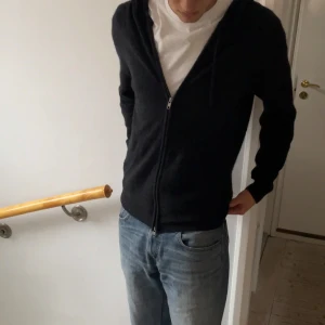 John Henric Zip Hoodie - Säljer en riktigt snygg Kashmir zip hoodie från John Henric! Storlek S! Hör gärna av dig om du har frågor! modellen är 185 & 70 kg. Nypris på tröjan är 2499!
