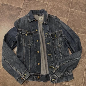 Lee jeans jacka  - Detta är en mörkblå Lee jeans jacka i stolek M. Jackan har små guld knappar och är unisex. Skicket är 10/10 och köptes för 1000kr. Jackan säljs för 350kr, men pris går att diskuteras!🥂