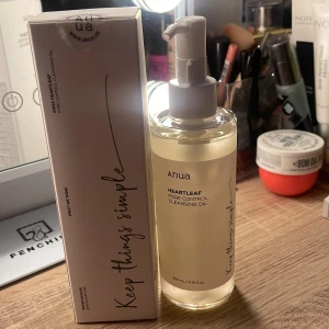 Anua Heartleaf Pore Control Cleansing Oil - Säljer en Anua Heartleaf Pore Control Cleansing Oil, perfekt för att rengöra huden och kontrollera porerna. Helt oöppnat. Köpte den när jag var i Korea. Säljer pga passar inte min hudtyp❤️