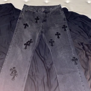 Chrome hearts jeans - Storlek 32, knappt använda och i bra skick. Är öppen för byte på storlek 34 i chrome hearts jeans. Funkar också med andra slags byxor, kontakta vid frågor och pris kan diskuteras.