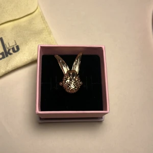 Kaninring från Ioaku - Superfin kaninring ifrån Ioaku i rostfritt stål som är slutsåld (guldfärgad) Helt nyköpt utan några slags defekter .Säljer för att jag råka köpa två. Är öppen till att diskutera pris vid snabb affär. Nypris 400kr💗