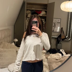 Vit offshoulder tröja - Säljer en superfin vit offshoulder tröja, det är jag som klippt av kragen upptill och croppat den. Tycker om den jättemycket men känner att jag måste bli av med lite kläder och därför säljer jag den. Den är i ett mjukt matreal och är köpt från vila för lite mindre än ett år sedan, har använt den några gånger lite då och då sedan dess. Den har inga fläckar och har inte gått sönder någon stans, endast super små nopprer som alla stickade tröjor får!