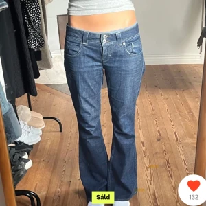 Blå bootcut jeans - Säljer dessa jeans som jag köpt på Plick, har ej använt dem pga att jag inte tycker dem passar mig. (Lånad bild)