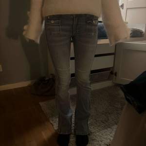 Jätte fina ljusblåa jeans som är mid waist och bootcut (man ser inte så bra på bilden med de är det) trendiga och snygga. Pris kan diskuteras och skriv för fler bilder❤️❤️