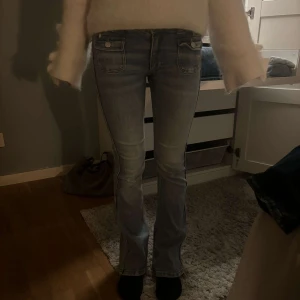Ljusblå bootcut jeans - Jätte fina ljusblåa jeans som är mid waist och bootcut (man ser inte så bra på bilden med de är det) trendiga och snygga. Pris kan diskuteras och skriv för fler bilder❤️❤️
