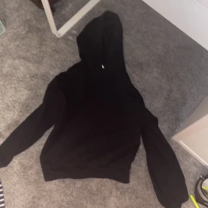 Svart hoodie - Topp skick Använt 5 gånger