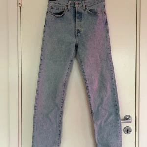 Levis Jeans 501 - Säljer Jeansen mina Jeans för att dem är små. Dem är i mycket bra skick och har inga skador alls eller liknande.  34 cm i midjan och 71 cm lång i innerbenet. Storlek: W26 L30 Priset kan diskuteras😊