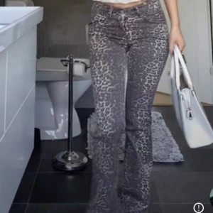 Jeans - Lågmidjade Bootcut jeans med leopard mönster från Nelly🥰
