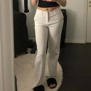 Vita kostymbyxor - Vita kostymbyxor från Gina tricot!