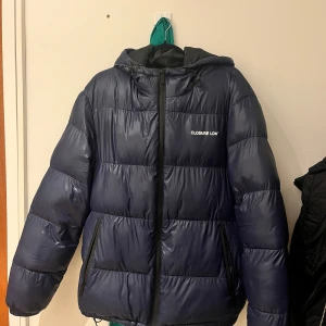 Vinterjacka closure LDN - Säljer min killes vinterjacka, köpt på zalando förra året och använd fåtal gånger. nypris 1100💙💙
