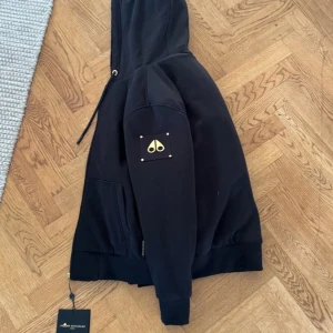 Mooseknuckels hoodie  - Tjena! Sälja min Mooseknuckels hoodie då jag har bytt stil den är i Stl M 6månader gammal skriv för mer bilder och intresse Fraktas endast med postnord spårbart  Handpenning 500kr ink frakt☺️