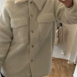 Teddyjacka - Snygg jacka från Monki, inga defekter eller fläckar på den❤️Skickas samma dag som man köper❤️Tveka inte att skriva vid funderingar❤️❤️Är en väldigt oversized xs, så skulle säja den är som en medium