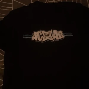 Dif t shirt - Säljer min T shirt som är från Sofialäktaren. Är medium men är lite tajtare modell.