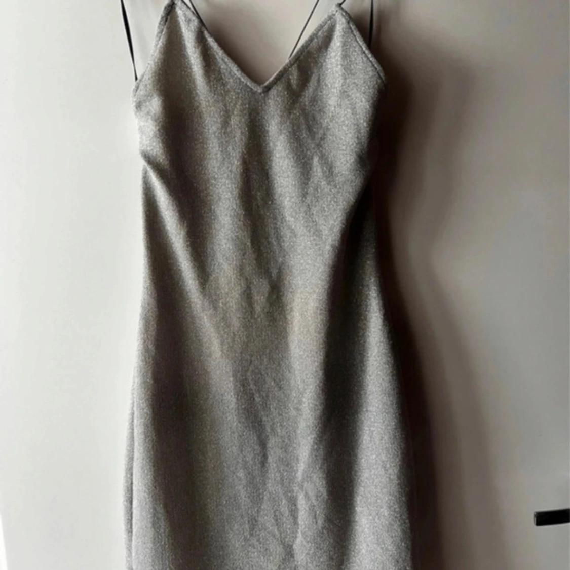 Glittrig silverklänning från H&M