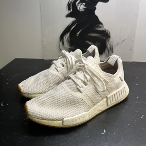 Adidas nmd  - Adidas  nmd Använda ett par gånger Bra skick 8/10  Storlek 43