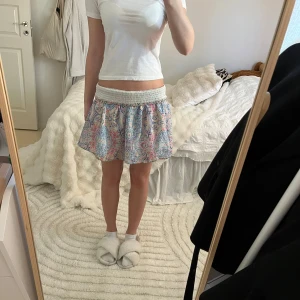 Mönstrad kjol - Säljer en mönstrad fin kjol, lappen avklippt så vet ej märke men sitter som en XS-S ca❤️