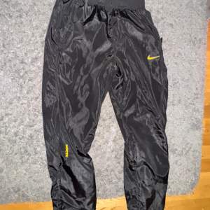 Säljer ett par svarta Nike nocta track pants i storlek M. De är som helt nya använd bara ett par få gånger 